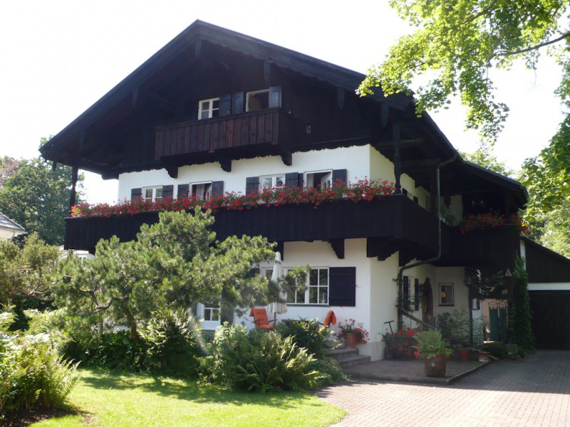 Mehrfamilienhaus in 82166 Graefelfing.jpg